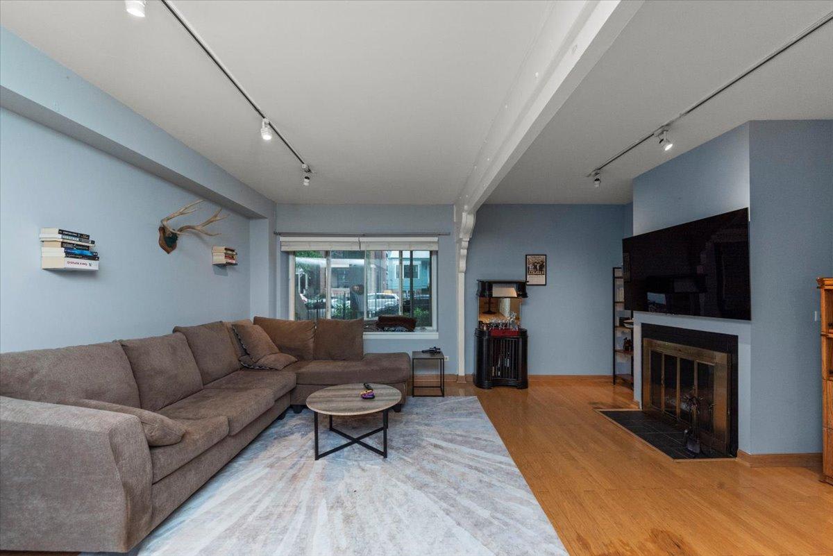 3223 N Kenmore Ave – photo 2