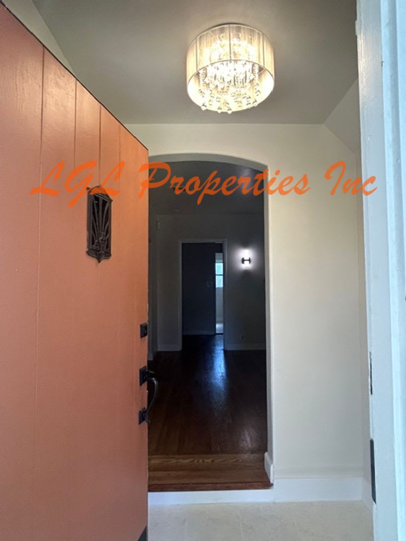 2787 19th Street 95818. Land Park 2 Bedroom 1 Bath On Tree Lined Street @ Markham & Land Park Dr. – photo 3