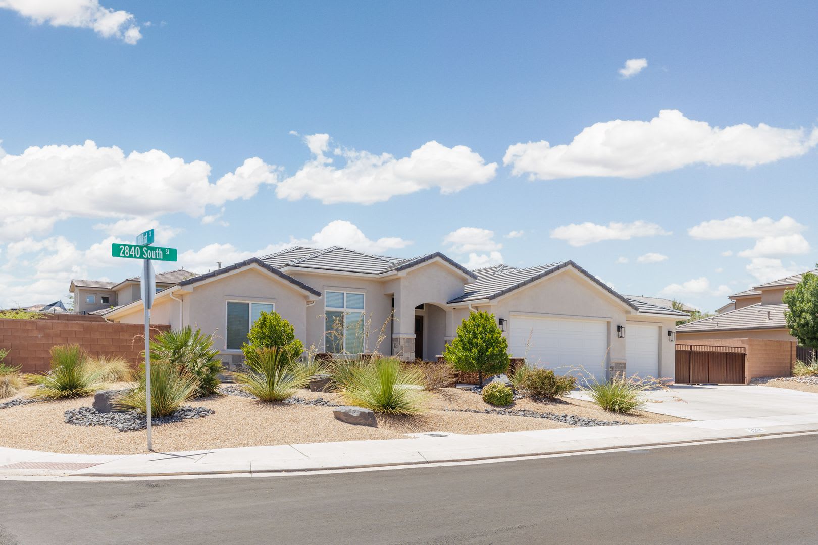 Custom 4 bedroom Single Story. Crimson Cliffs boundaries. – photo 3