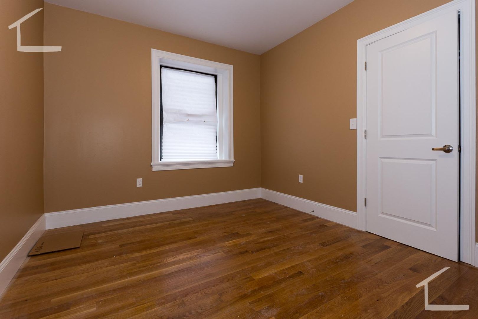 Huge Newly Renovated 2 Level 5 Bed Unit Near The Green Line – photo 3