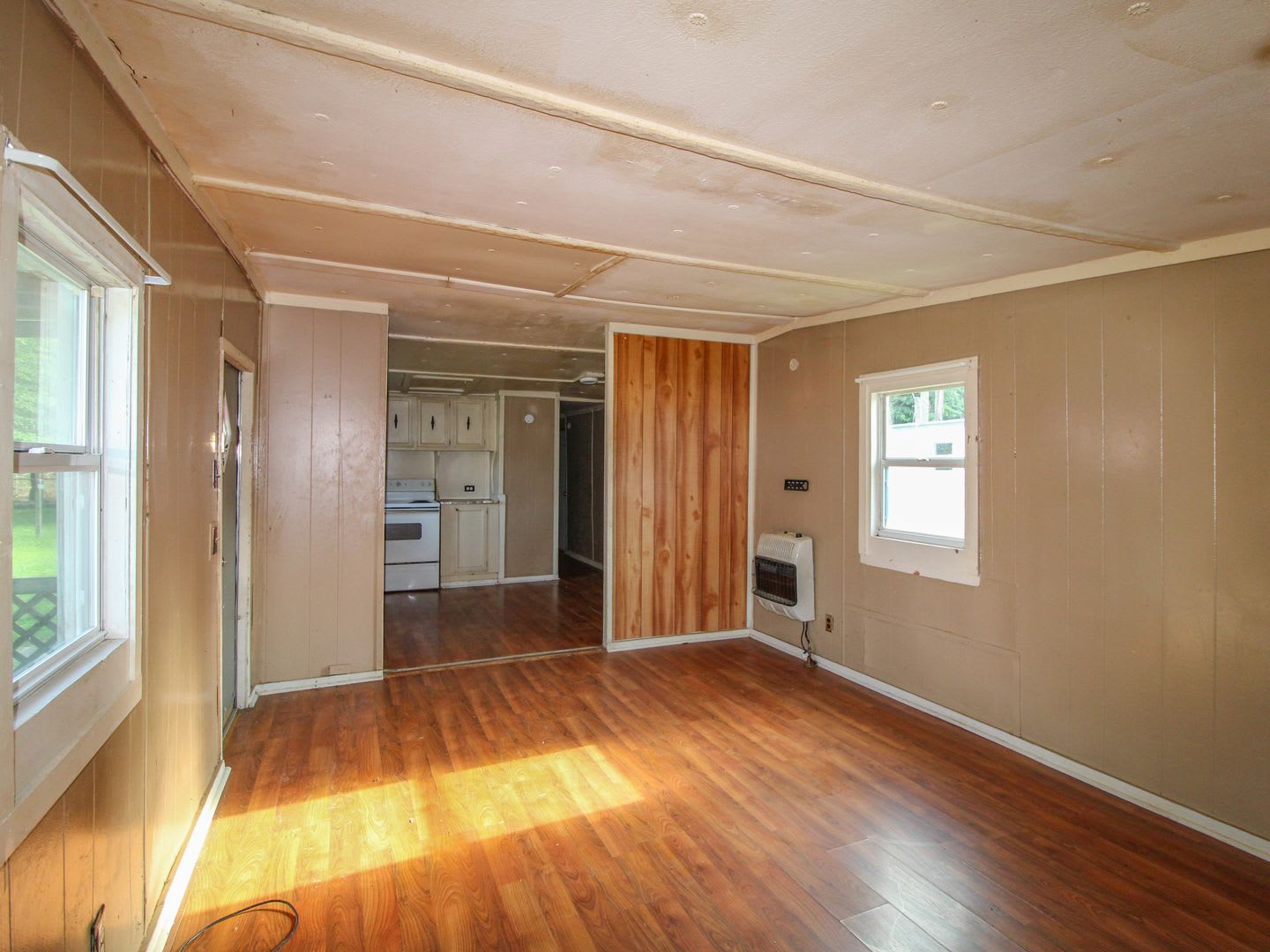 Move-In Ready • Water & Lawn Care Included! – photo 3