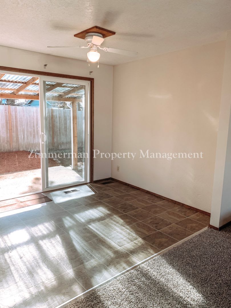 Adorable 2 Bedroom 1 Bath in Cottage Grove! – photo 4