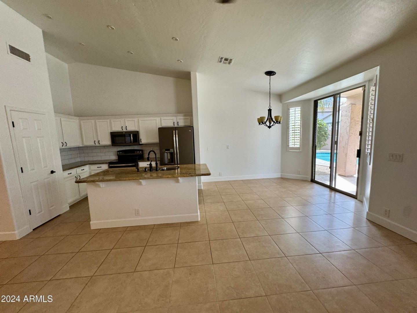 This Stunning Single Level Home Offers 3 Bedrooms 2 Bathrooms A Sparkling Pool With Mature Manicured Landscaping On A Corner Lot – photo 4