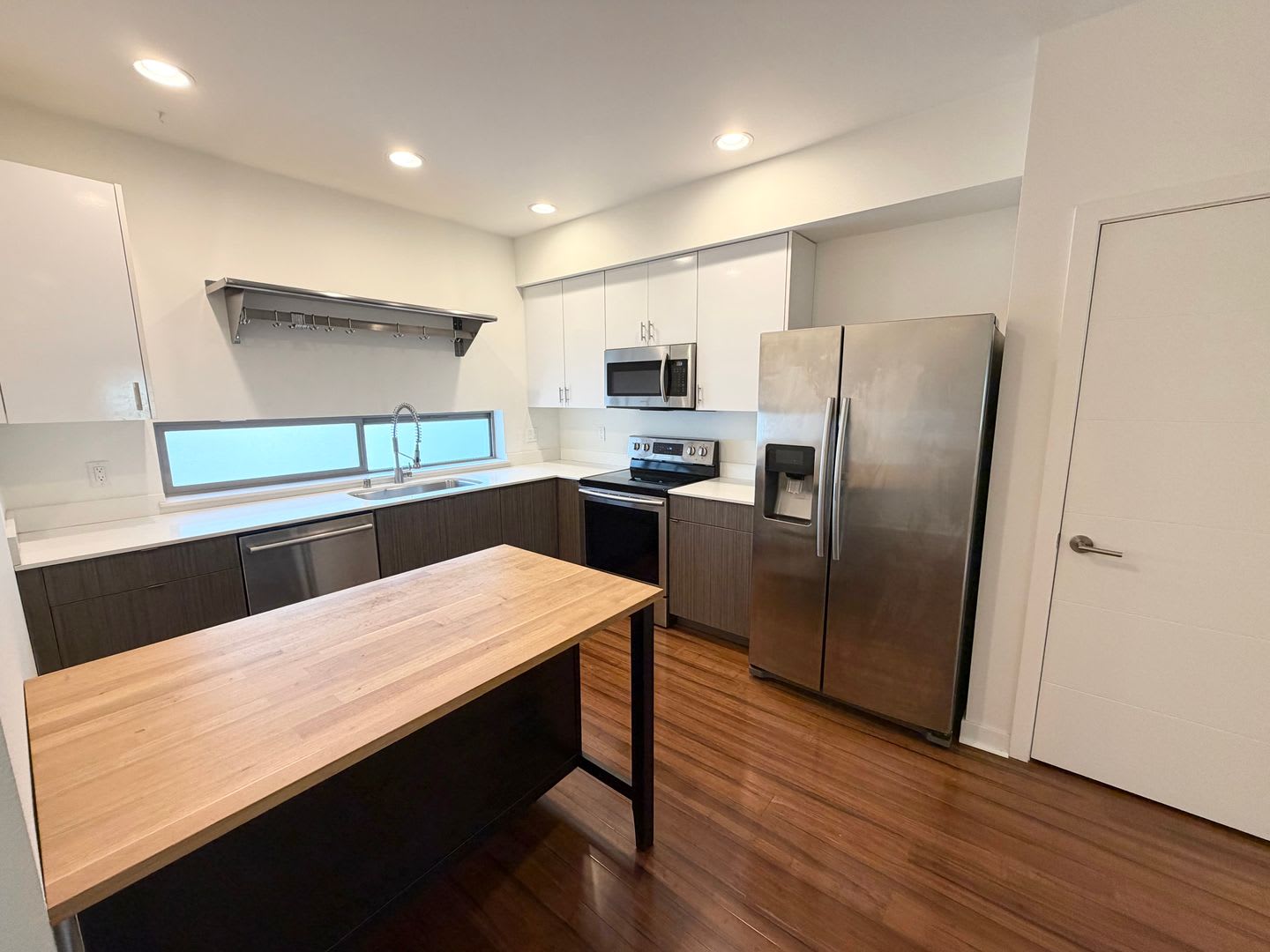 Modern Contemporary Townhome just one block from the Light Rail! – photo 3
