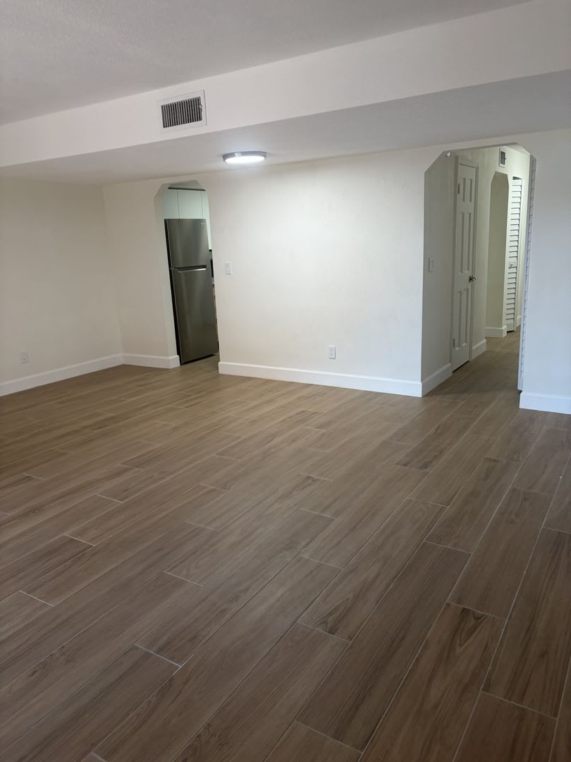 Prestigous Townhome in Colonial Townhouses – photo 5