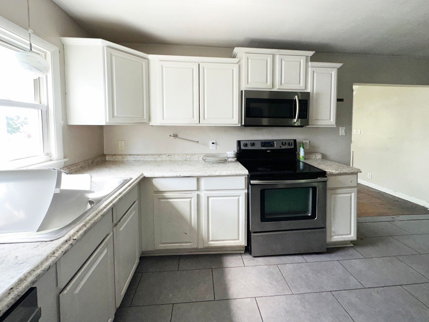 COMING SOON-Lovely Vintage 4 BR Home Near Castlewood Park! Off-Street Parking, Dogs Ok! – photo 2