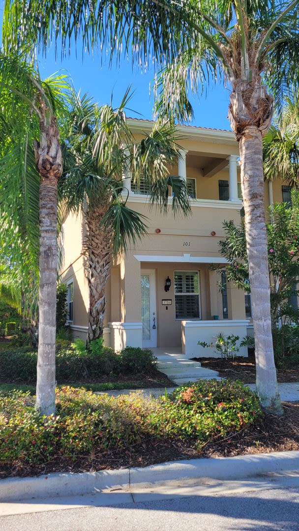 Seasonal ONLY 3/2 1/2 townhome in San Michele in lakefront community just north of University! – photo 2