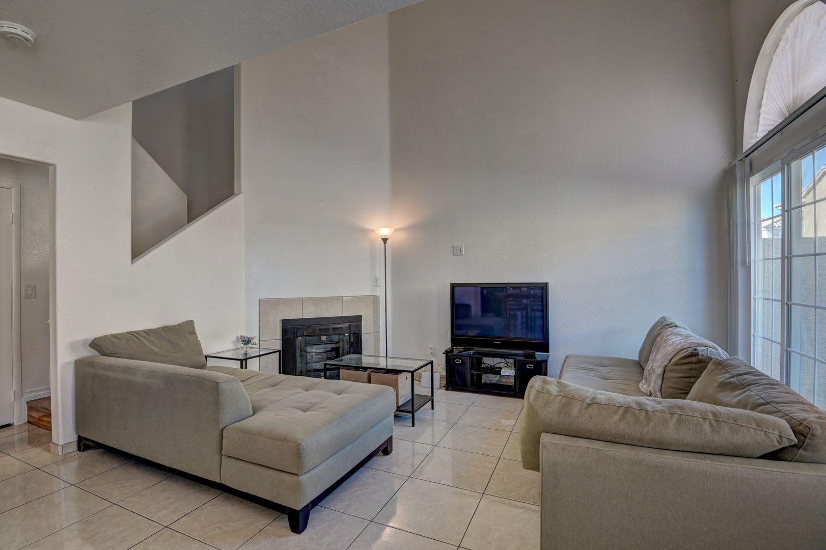 Townhouse with 2 Bedroom, 2 Bath and a 2 Car Garage! – photo 3