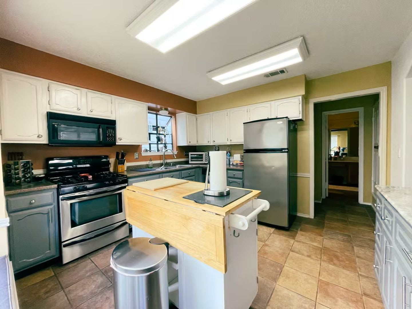 Beautifully Updated 3 2 Fully Furnished In North Austin – photo 4