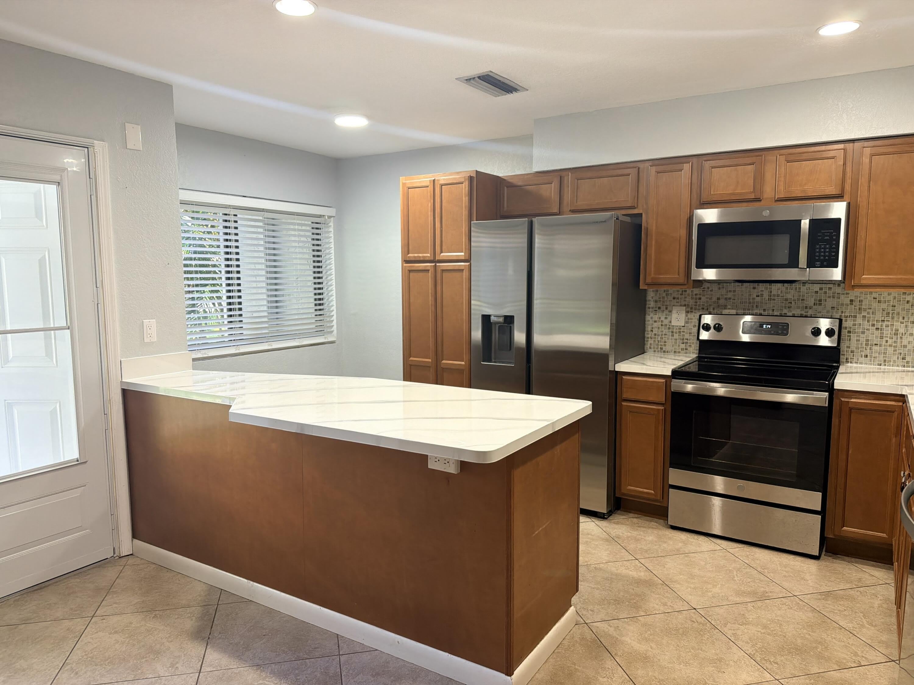 4075 Palm Forest Drive N – photo 4