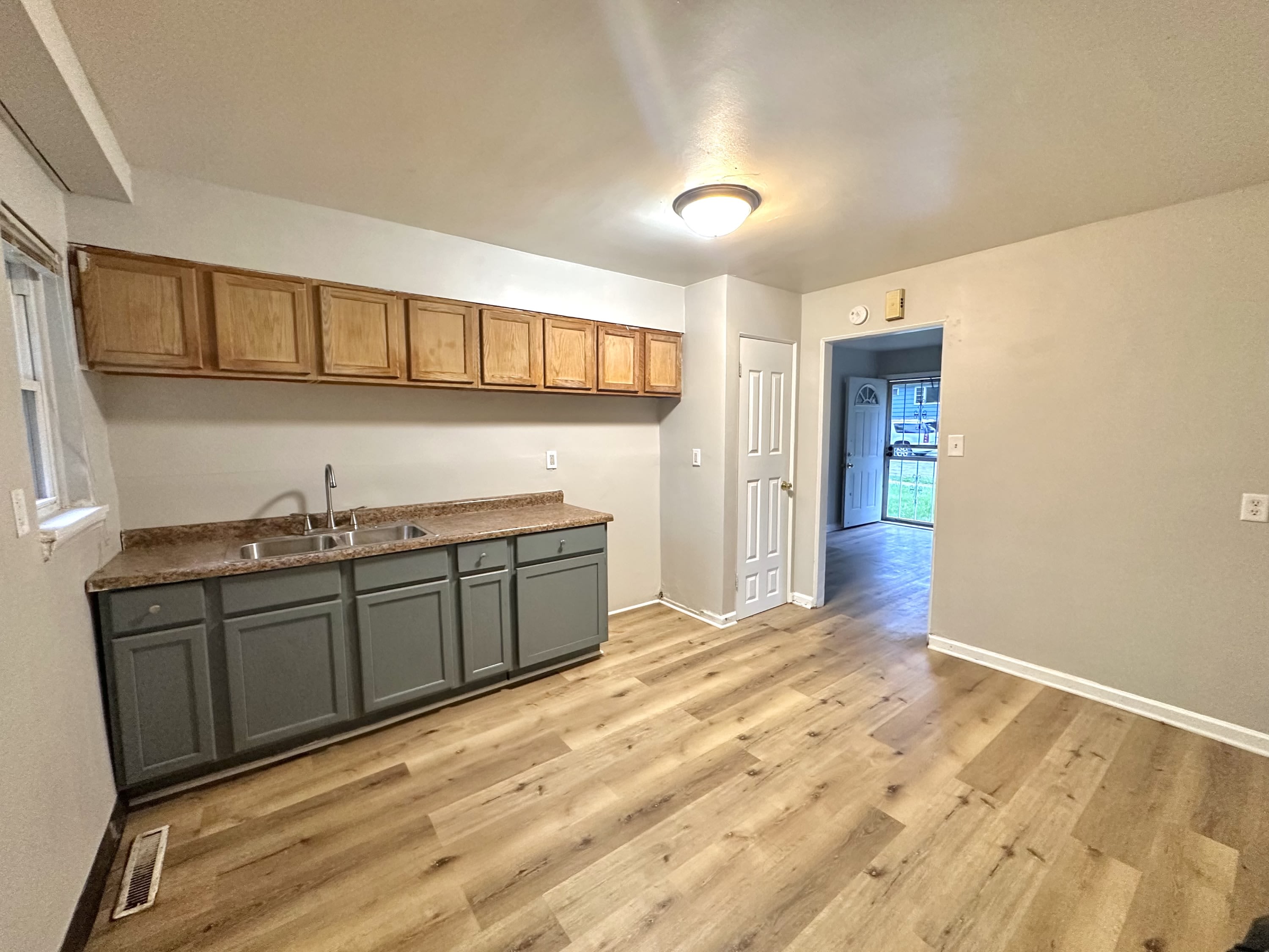 816 East 35Th Court – photo 3