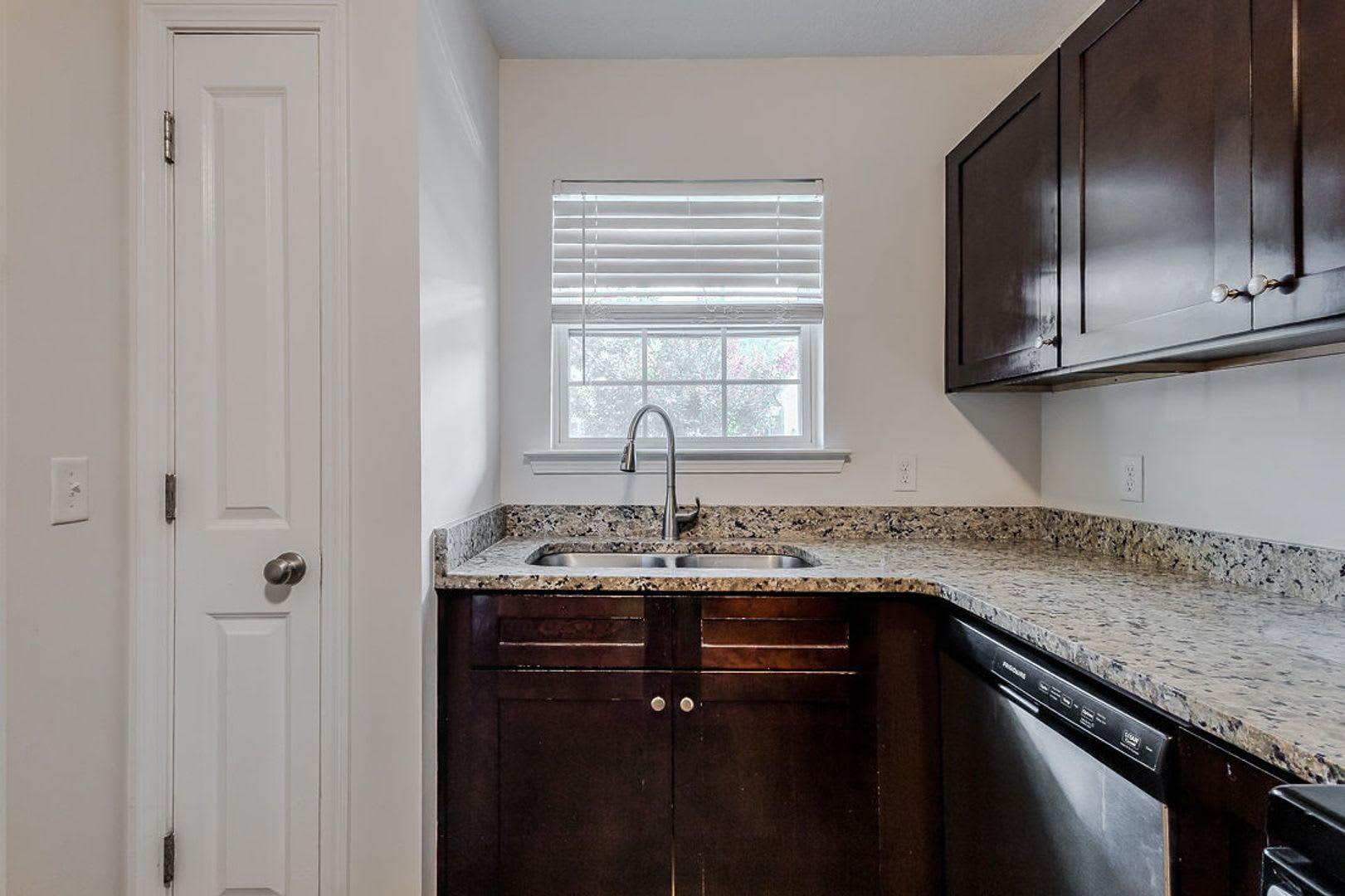 Spacious 3BR Townhome with Main-Level Primary Suite – photo 5
