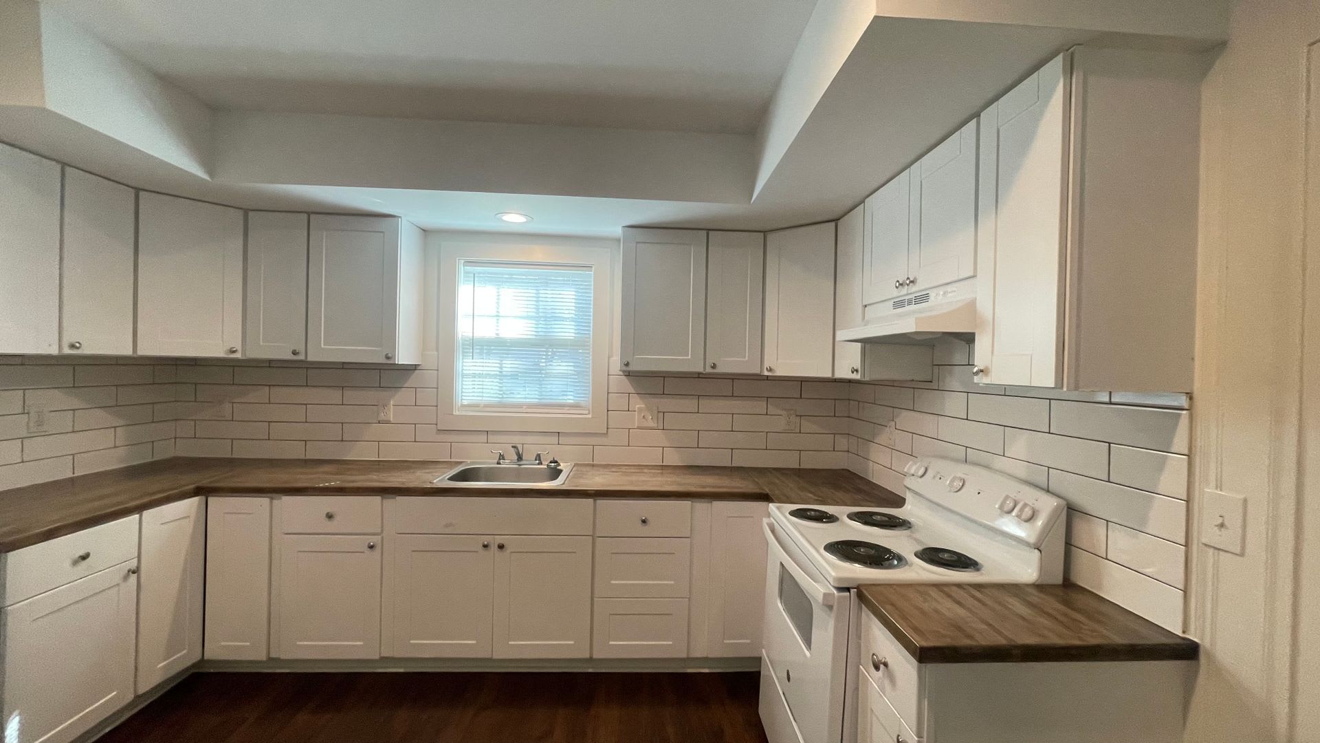 Charming three bedroom two bathroom home in Augusta Road neighborhood! – photo 2