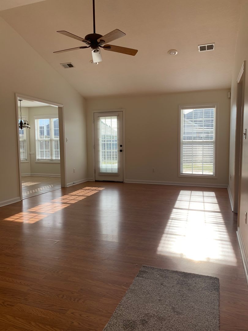 3 Bed 2 Bath/2 Car Garage and Fenced in Yard! – photo 3