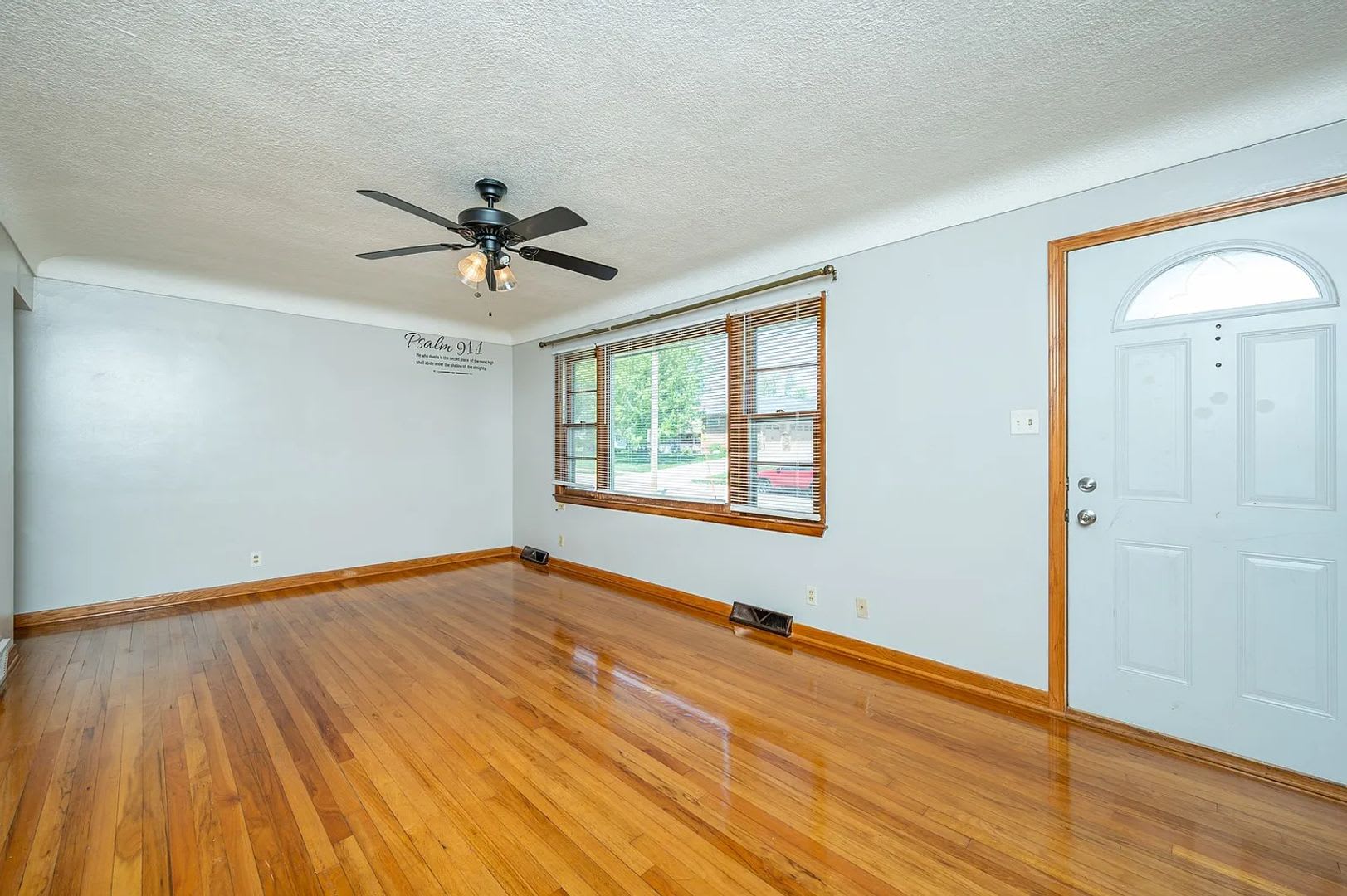 Move In Special Gorgeous Hardwood Floors 3 Bed Home – photo 3