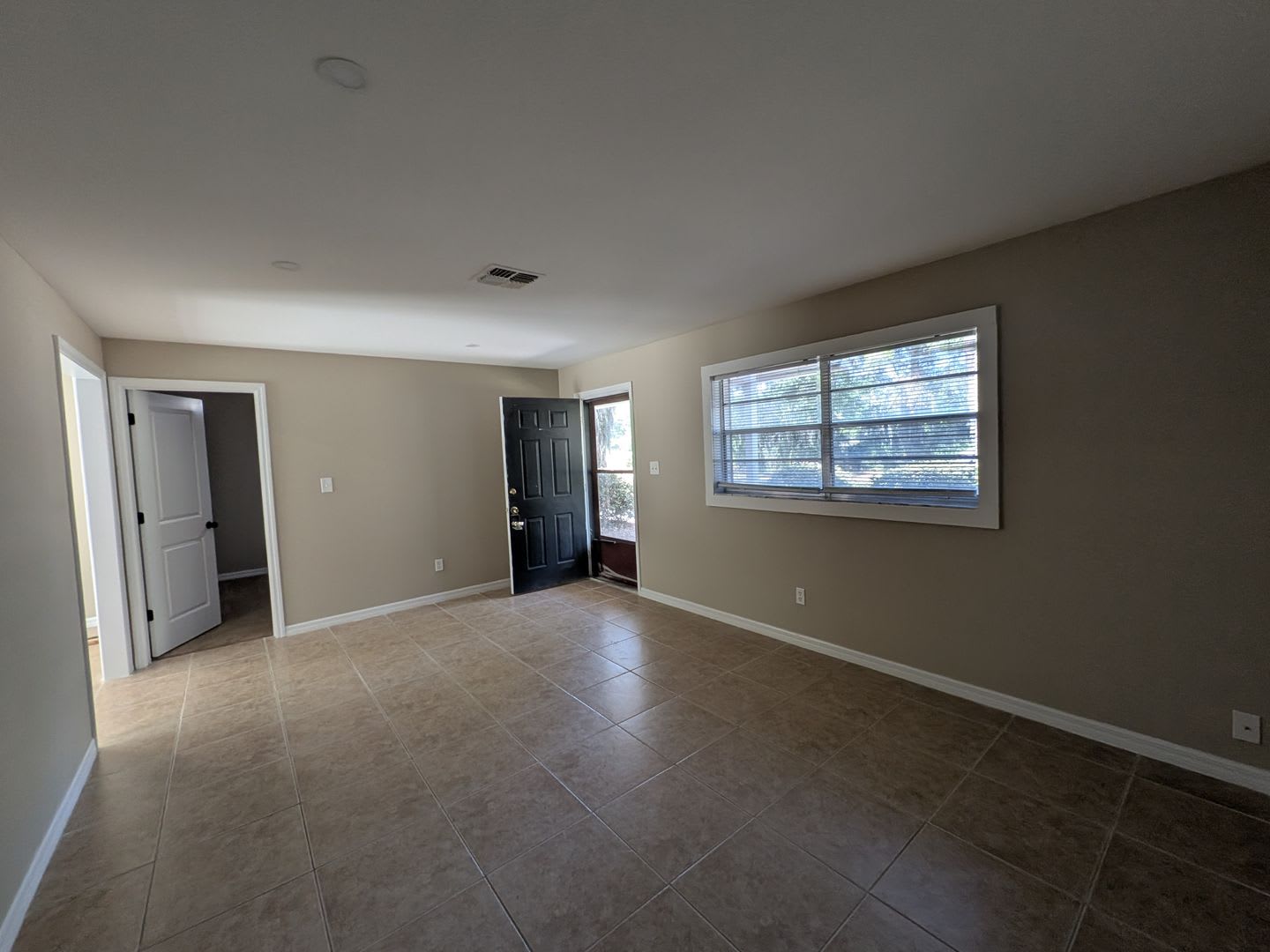 Crystal River 3/2/1 located near US 19 and Downtown Crystal River – photo 2