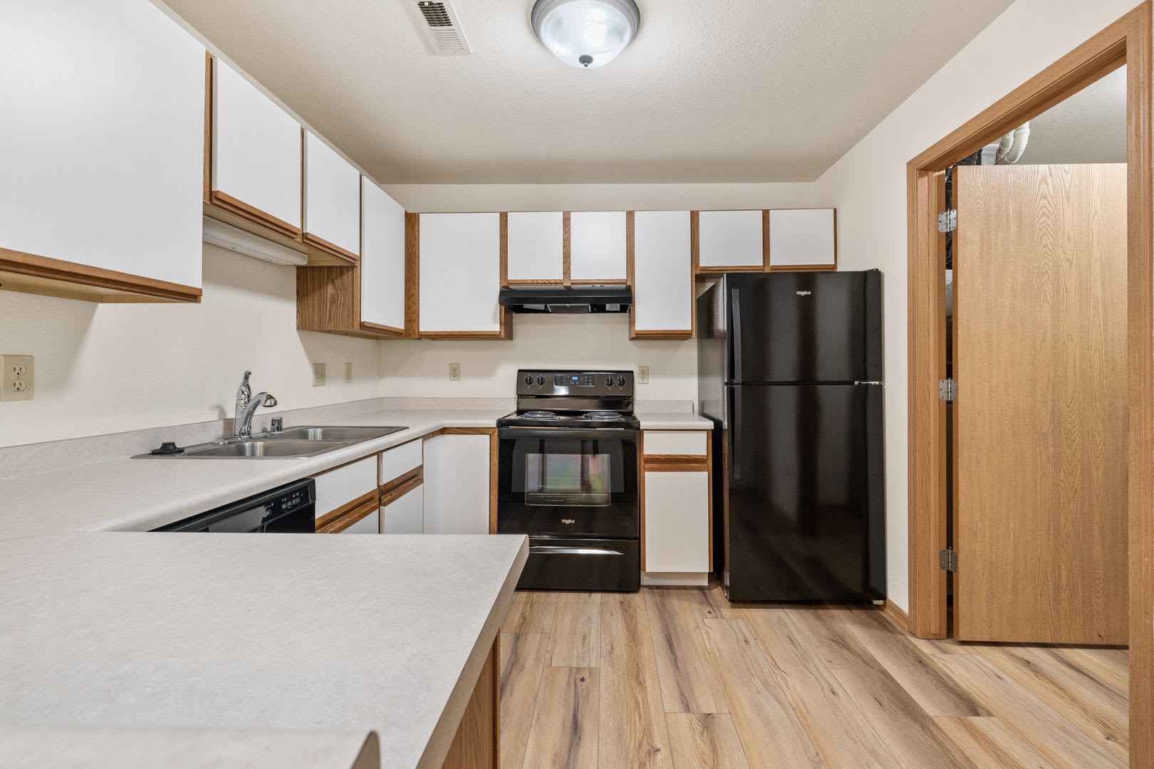Condo Style Upper 2 Bedroom 2 Bathroom Apartment Available – photo 3