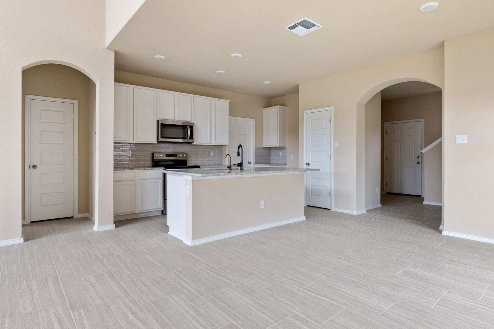 Like-New 4-Bedroom Home with Game Room & Large Private Backyard in New Braunfels – photo 5