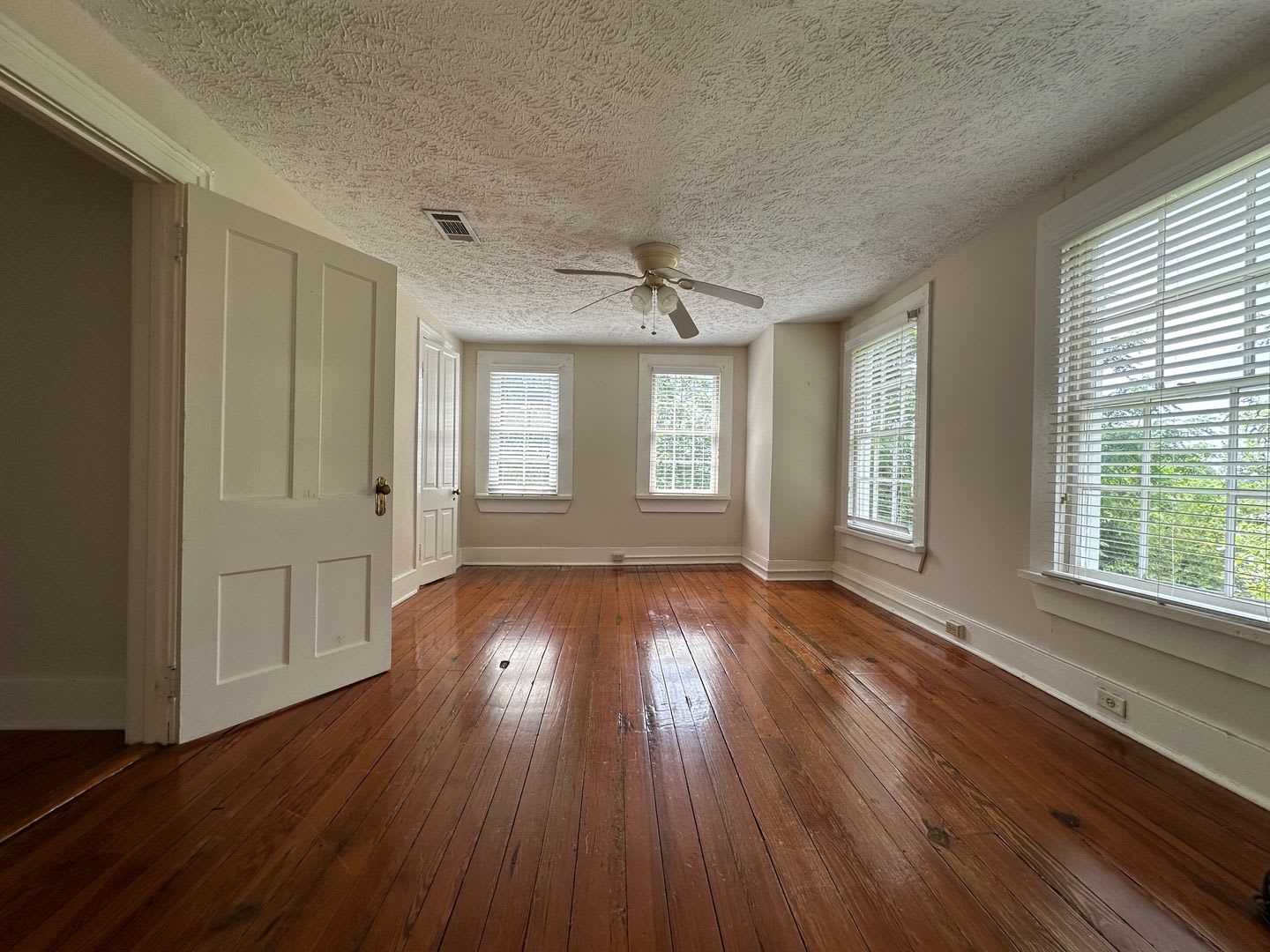 Available September 1st! Charming 2-Bedroom Apartment in Historic Augusta – Great Location – photo 3