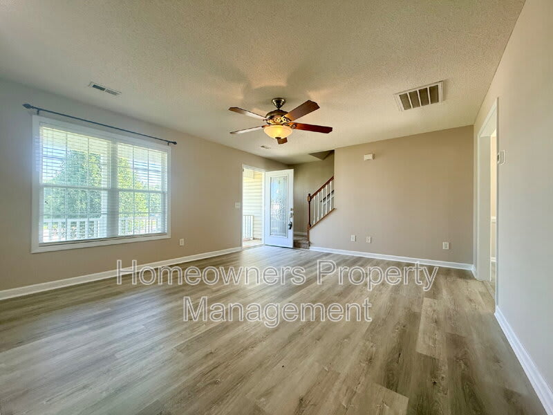 81 Essex Ct W – photo 3