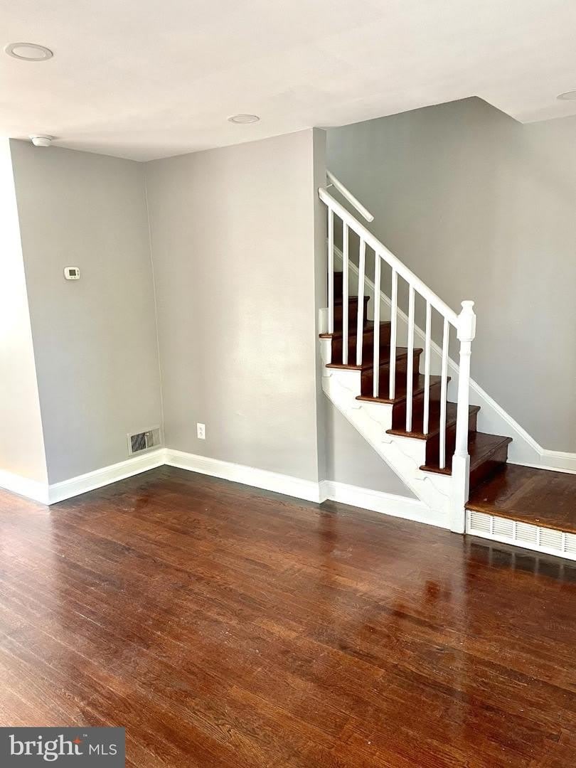 565 NELSON AVE E – photo 4
