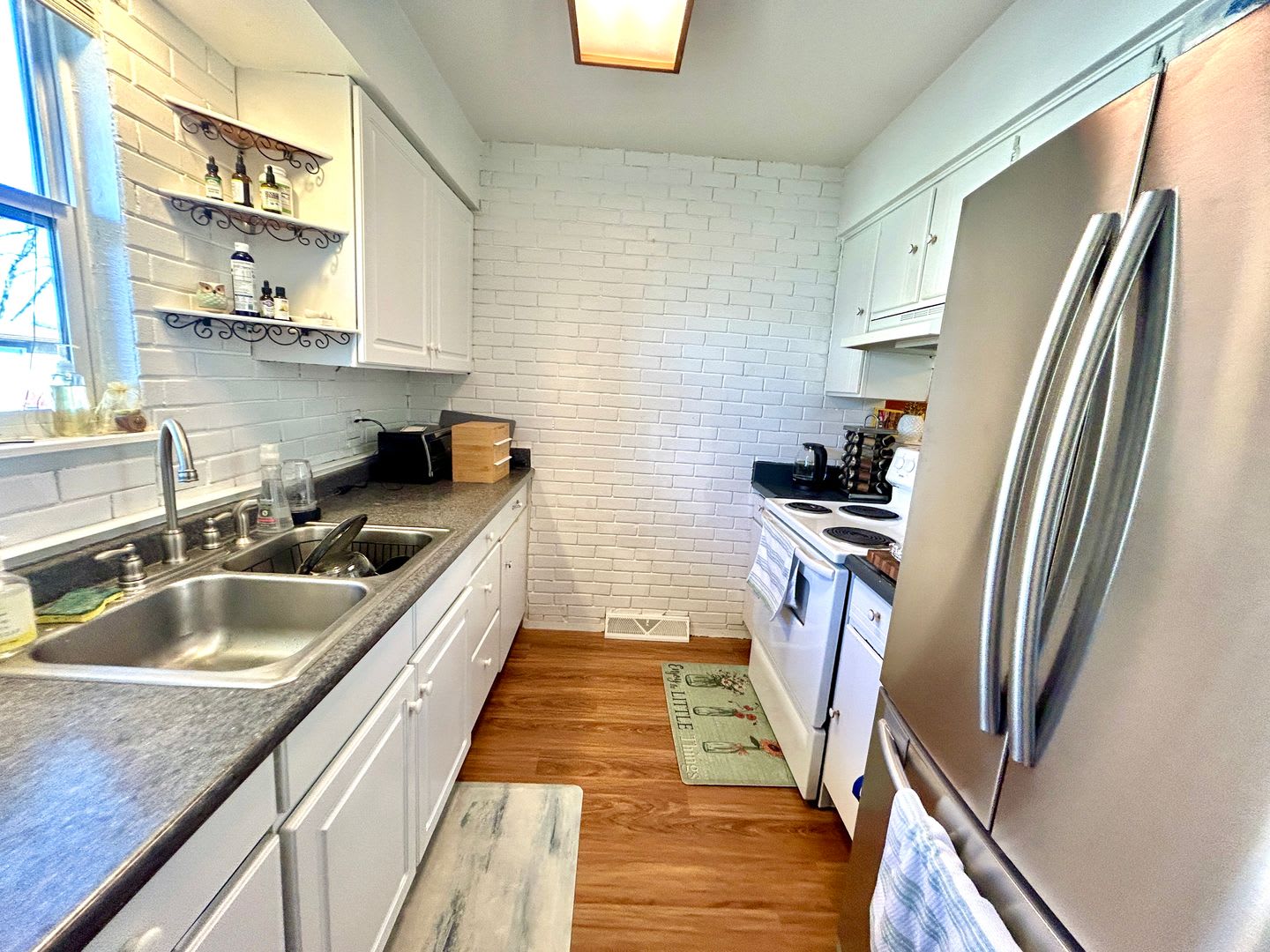 Beautiful two-story townhome in Denver! Low Maintenance! – photo 4