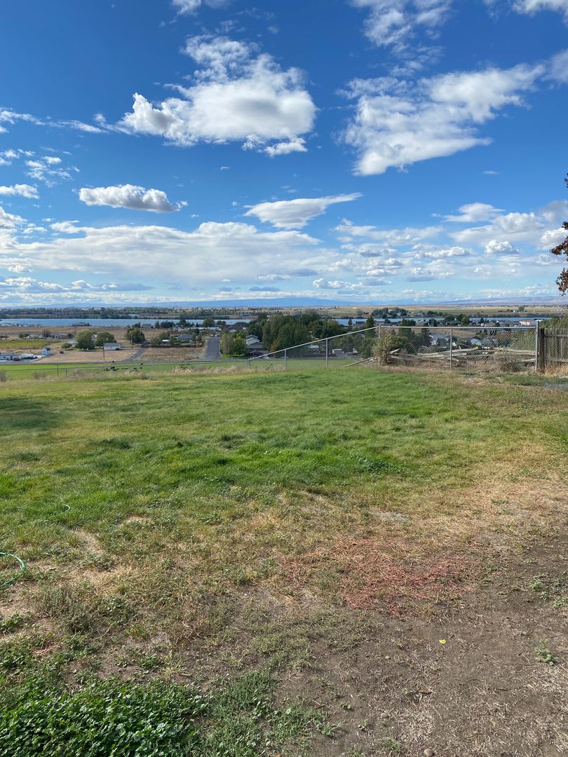 Large Home for Rent on Airway Dr, Beautiful Backyard Views! – photo 4