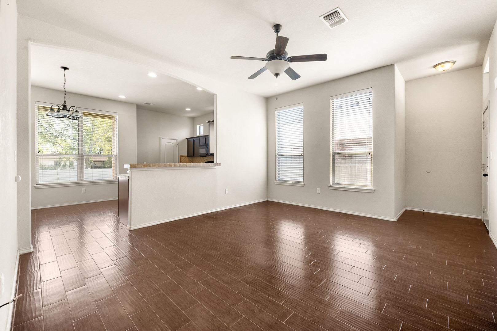 AVAILABLE NOW! Nice 3 Bedroom Duplex located in New Braunfels! – photo 5