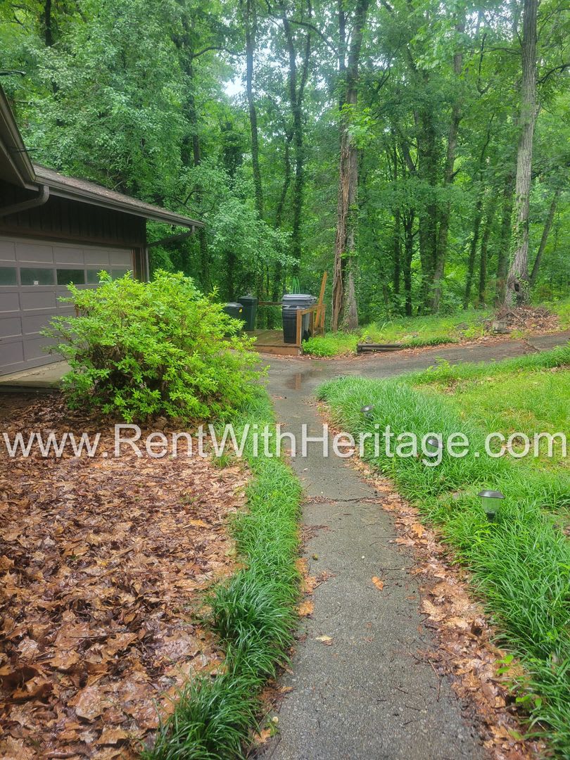 Charming Cabin Style Home On 1 3 Acres Finished Basement Great Location – photo 3