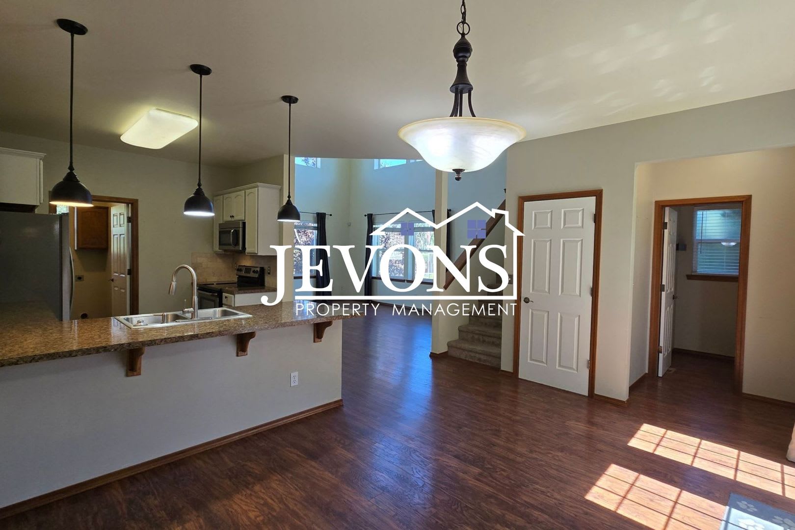 Spacious 3 Bed / 2.5 Bath Home in West Yakima with Large Bonus Room – Lawncare & Pest Control Included – photo 1