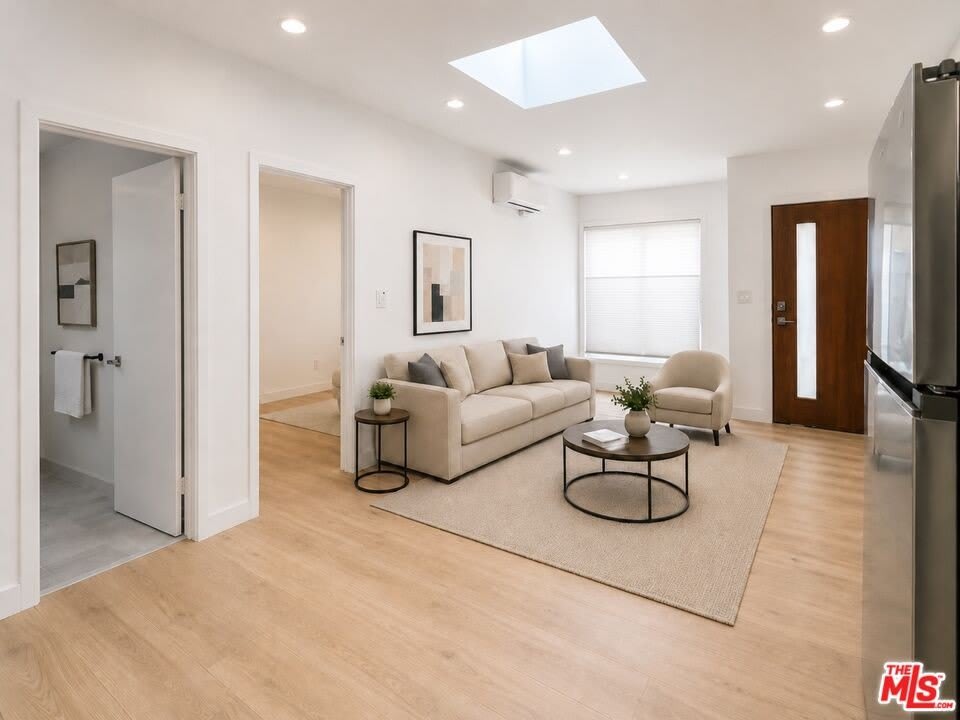 233 N Berendo St – photo 4