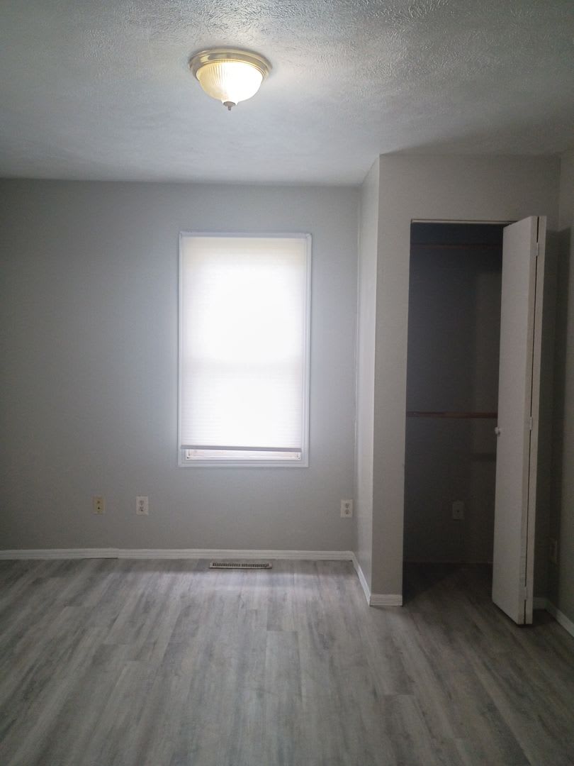 For Rent 1213 W 17Th St 2 Bedroom 1 Bathroom Home Nice Porch Nice Back Yard New Flooring Washer Dryer Hookups – photo 4