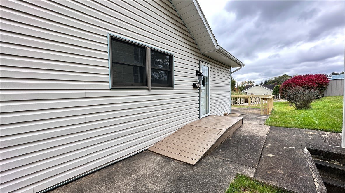 205 University St – photo 1