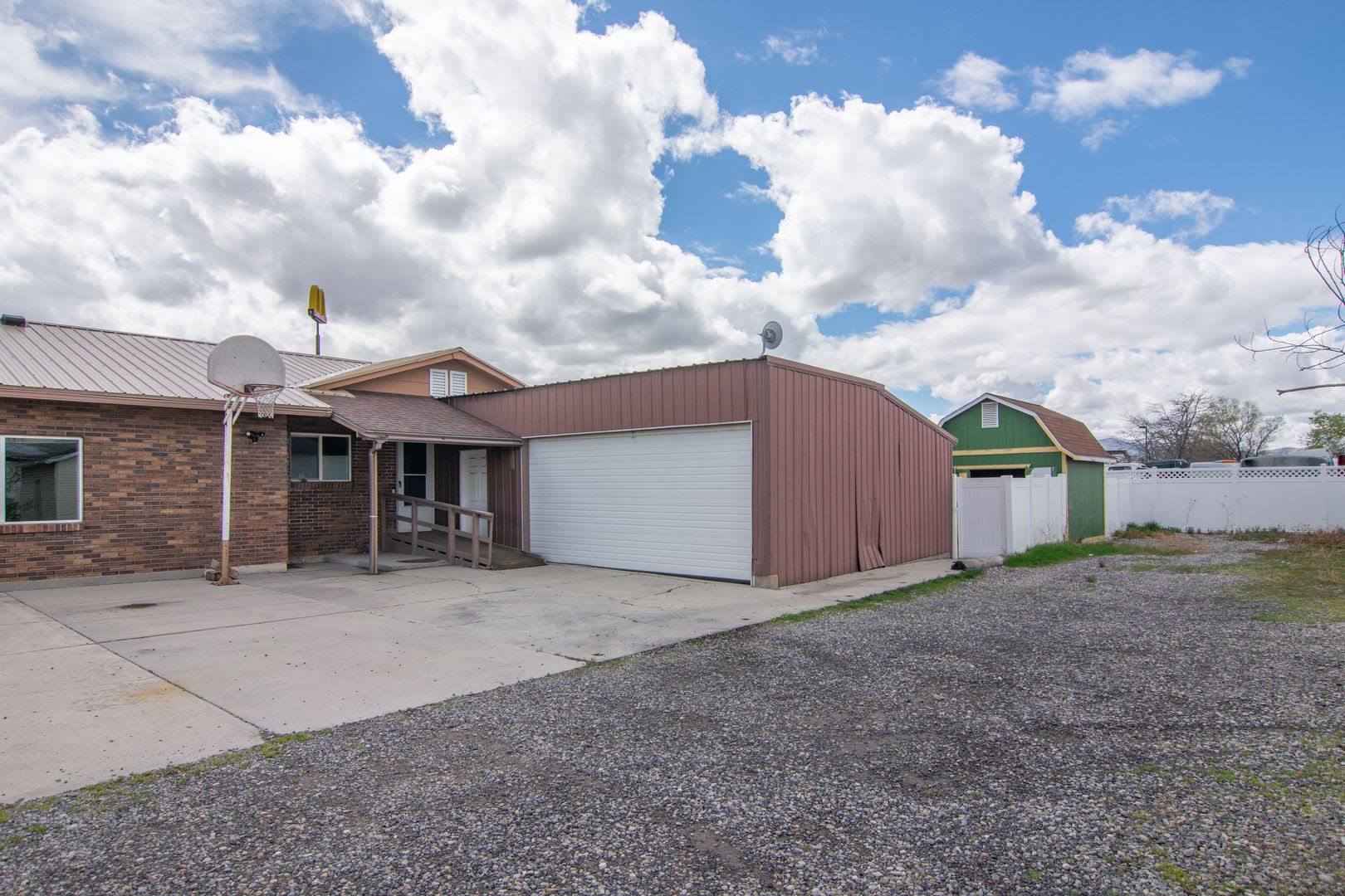Spacious 3 Bed 2 Bath Brick Home with RV Parking, Shop Space & Large Yard in Tremonton! – photo 3
