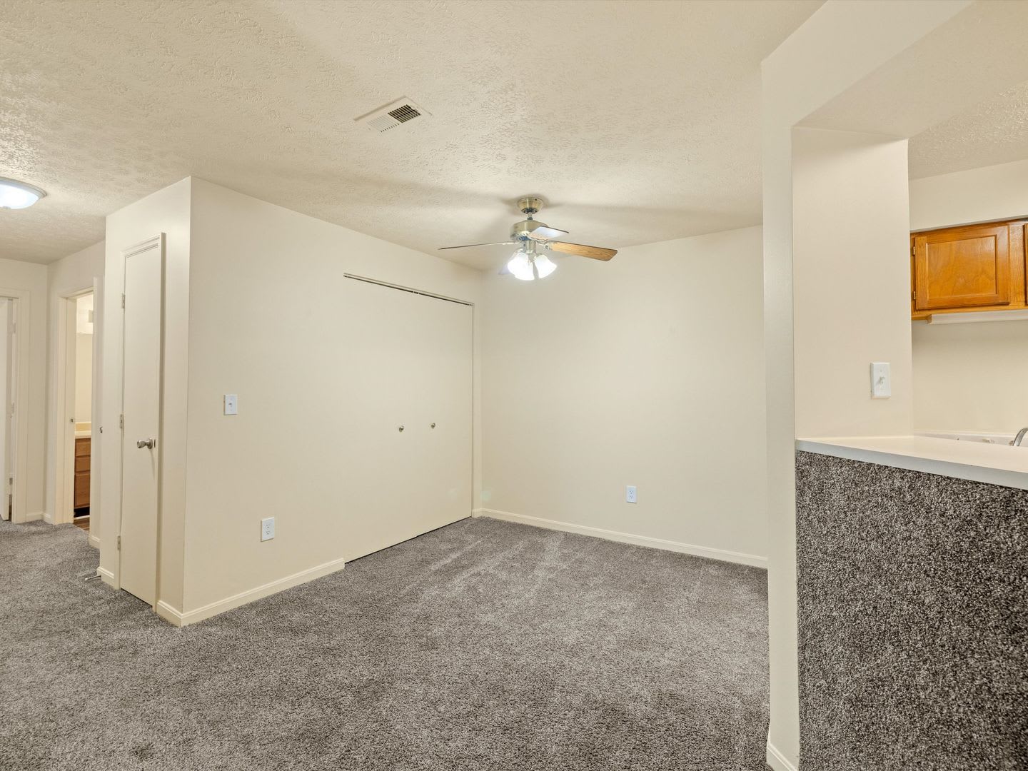 Live 5 Minutes from HONDA********** Rent $1324/mo*********Restaurants and Grocery Around the corner – photo 5