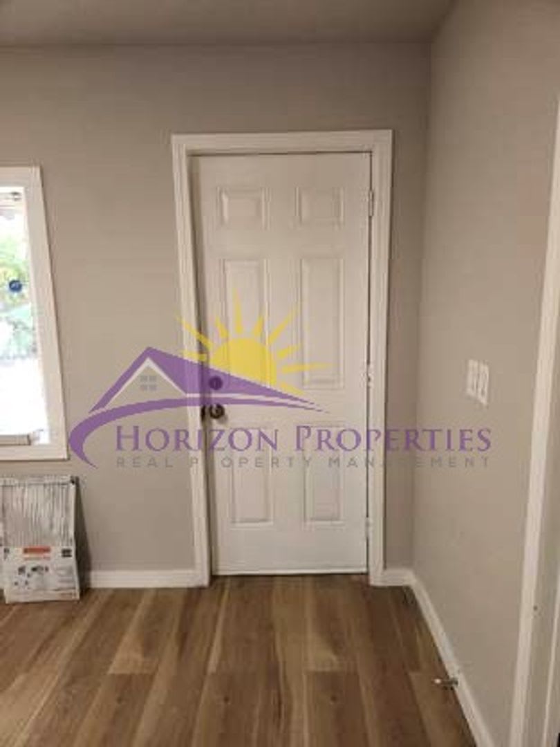 Remodeled 3 Bed 2 Bath 1 050 Sq Ft Oak Park Home – photo 3