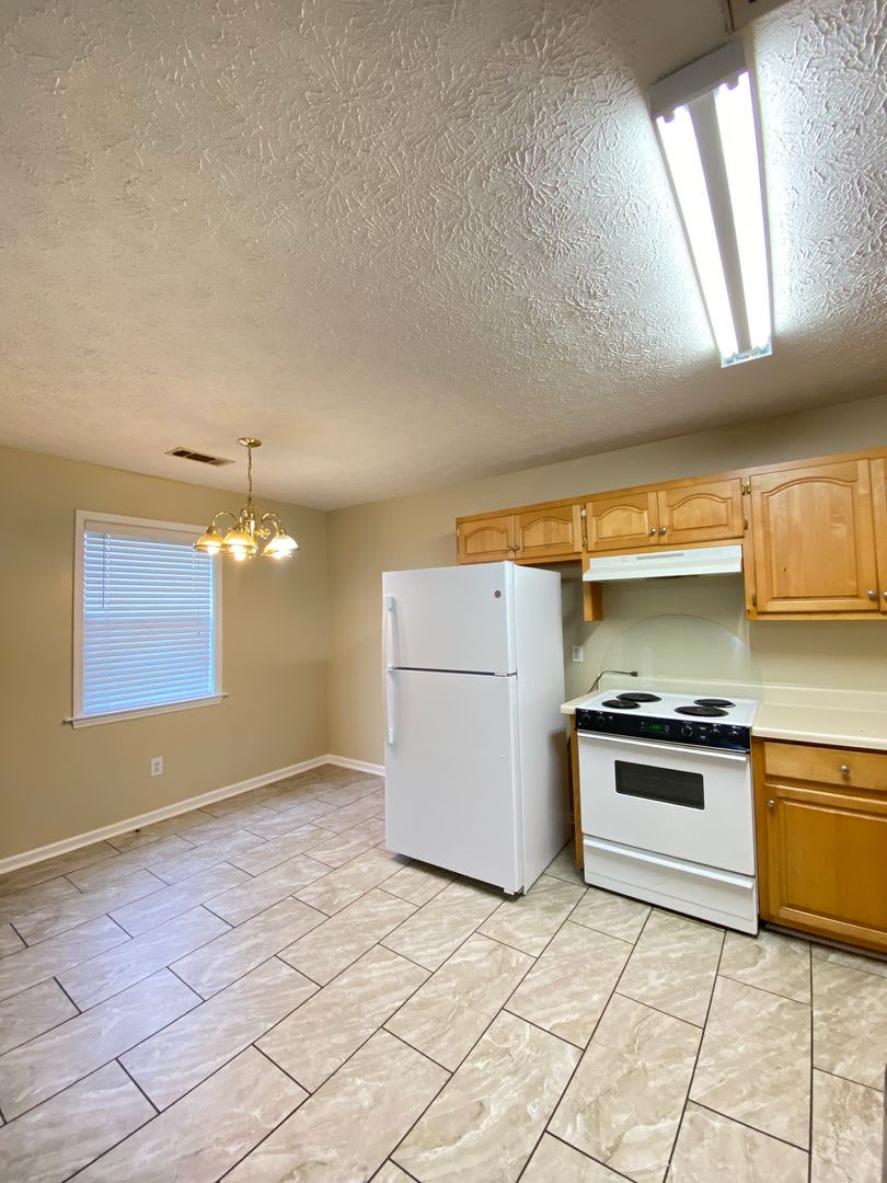 Comfort Meets Convenience in This 2 Bed/2 Bath – photo 4