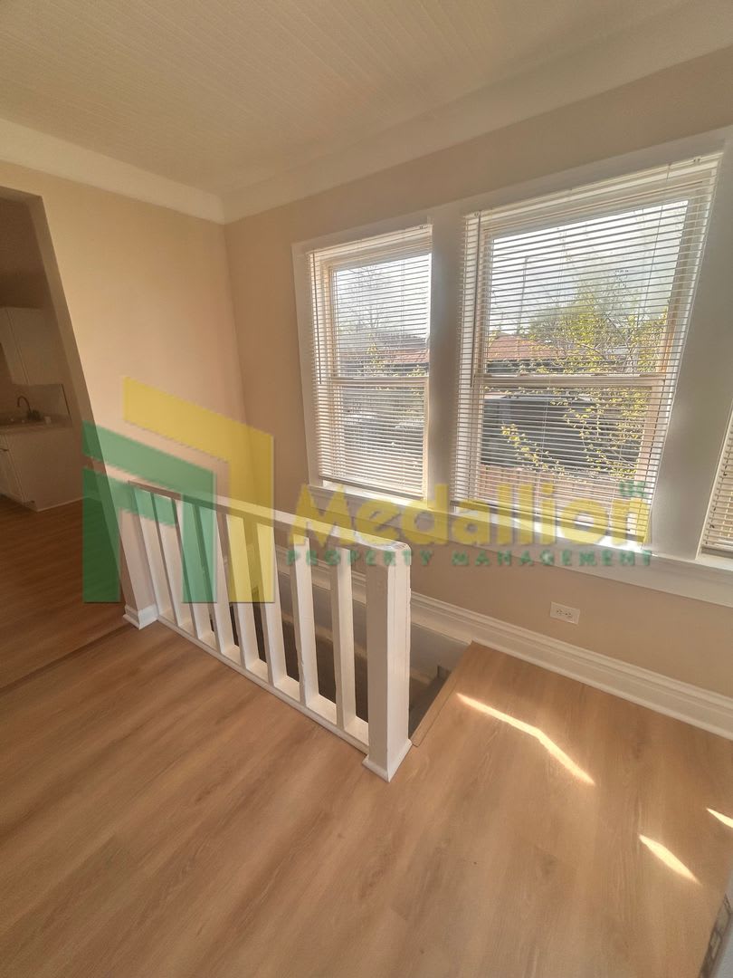 Spacious 1-Bedroom Single-Family Home with Large Fenced Yard – photo 3
