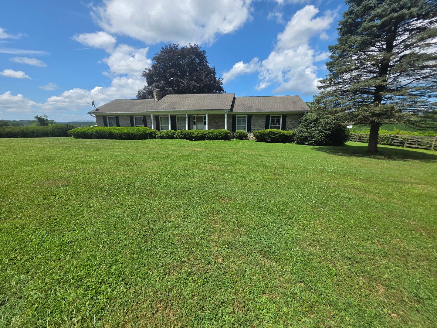 Charming 3-Bedroom Home with Country Feel & Spacious Yard – photo 3