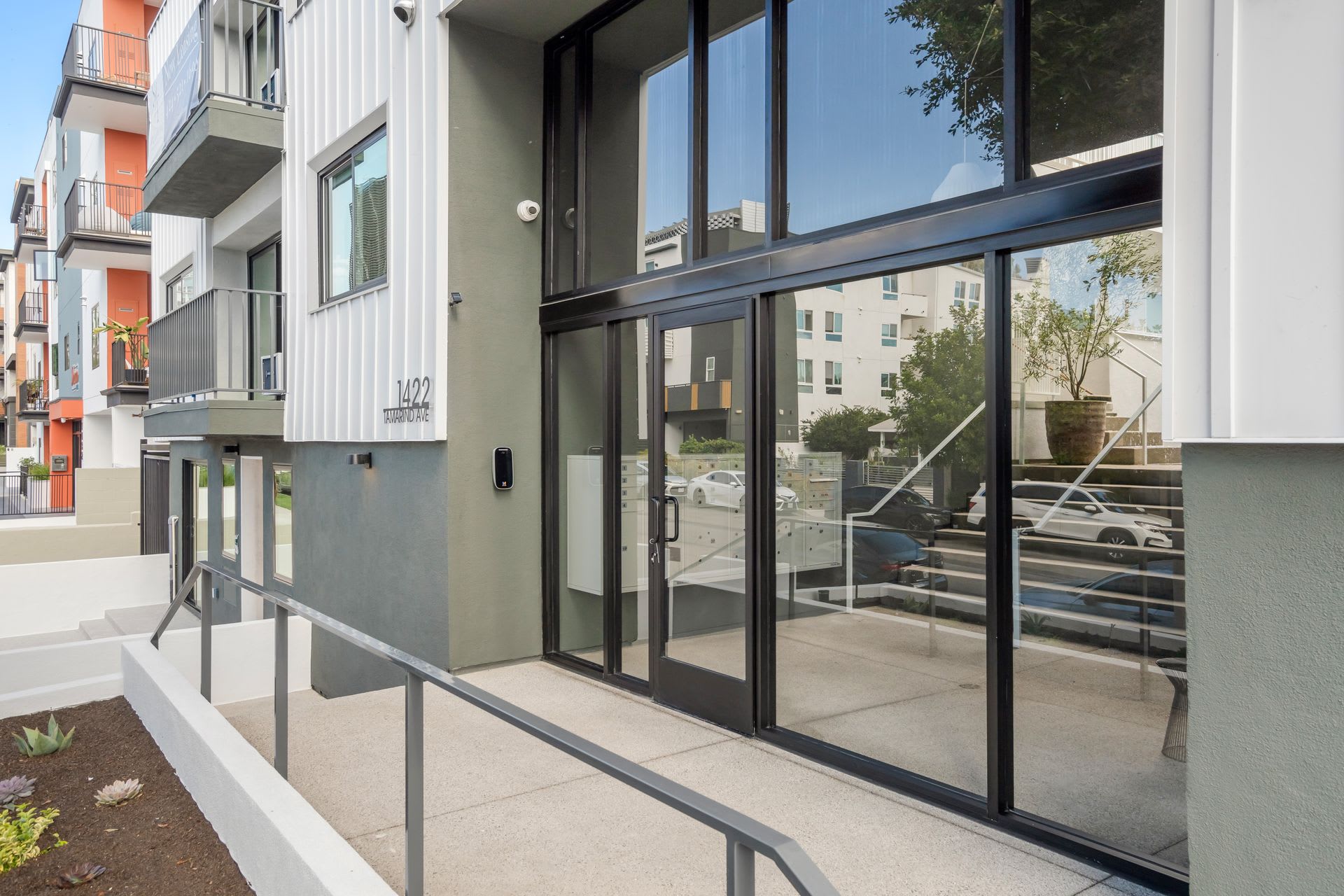 St Living At 1422 Tamarind Come Home To Elevated Comfort Limited Move In Special – photo 1