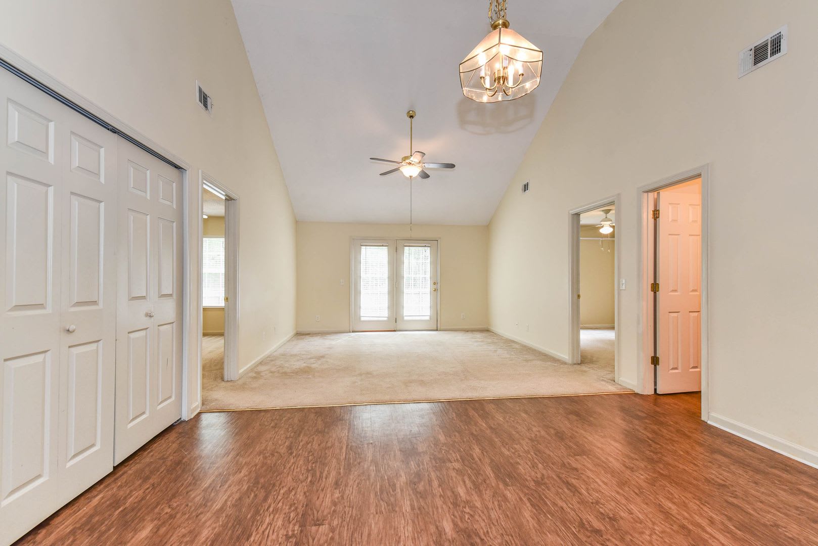 3 Bedroom, 2 Bath Home with Fully Fenced Yard – Pet Friendly! – photo 3