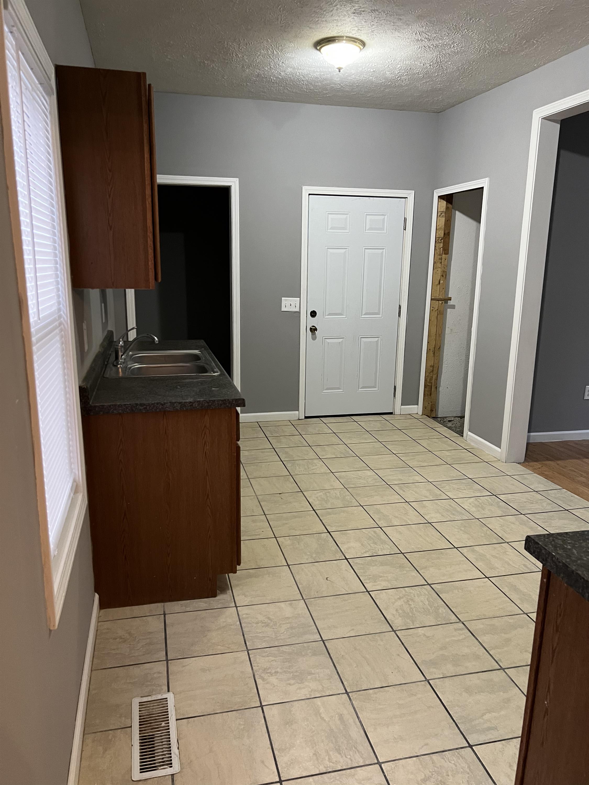 1011 South Greenlawn Avenue – photo 5