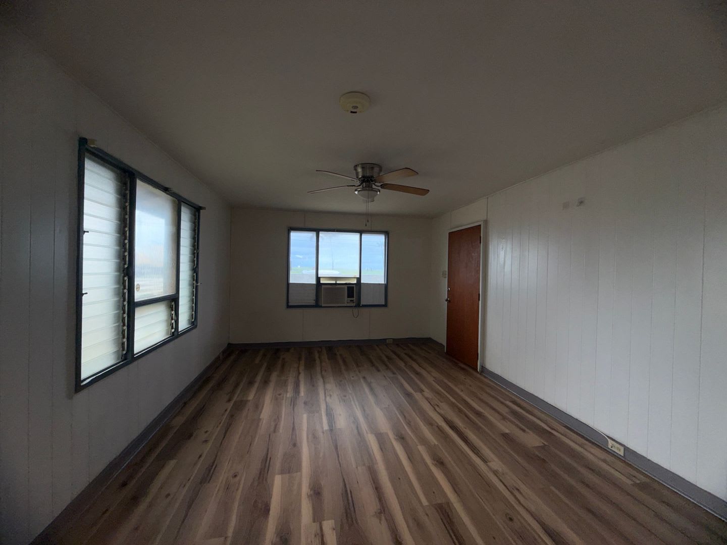 3 bdrm, 2 bath with a private yard – photo 3