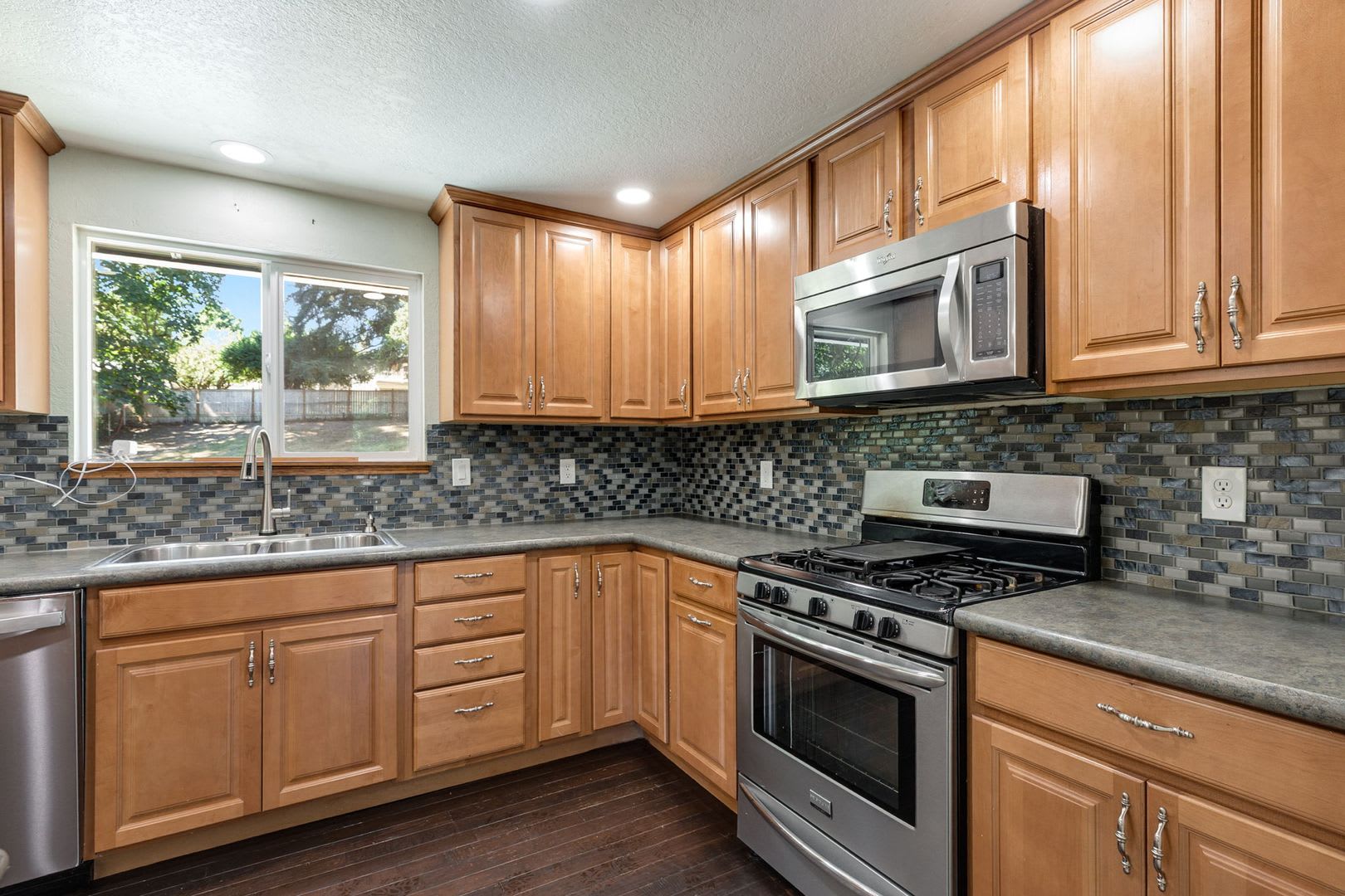 Huge fully fenced dog yard! RV/Boat extra parking! 4 bdrm 2.25 bath. Minutes to I-5, Everett Mall, Boeing – photo 4