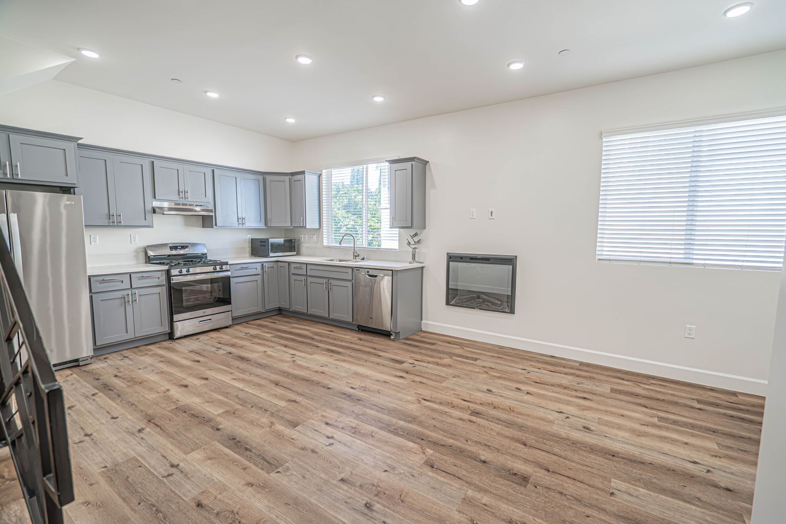 Beautiful 1-Bedroom Condo with an Office Space in Sherman Oaks! – photo 4