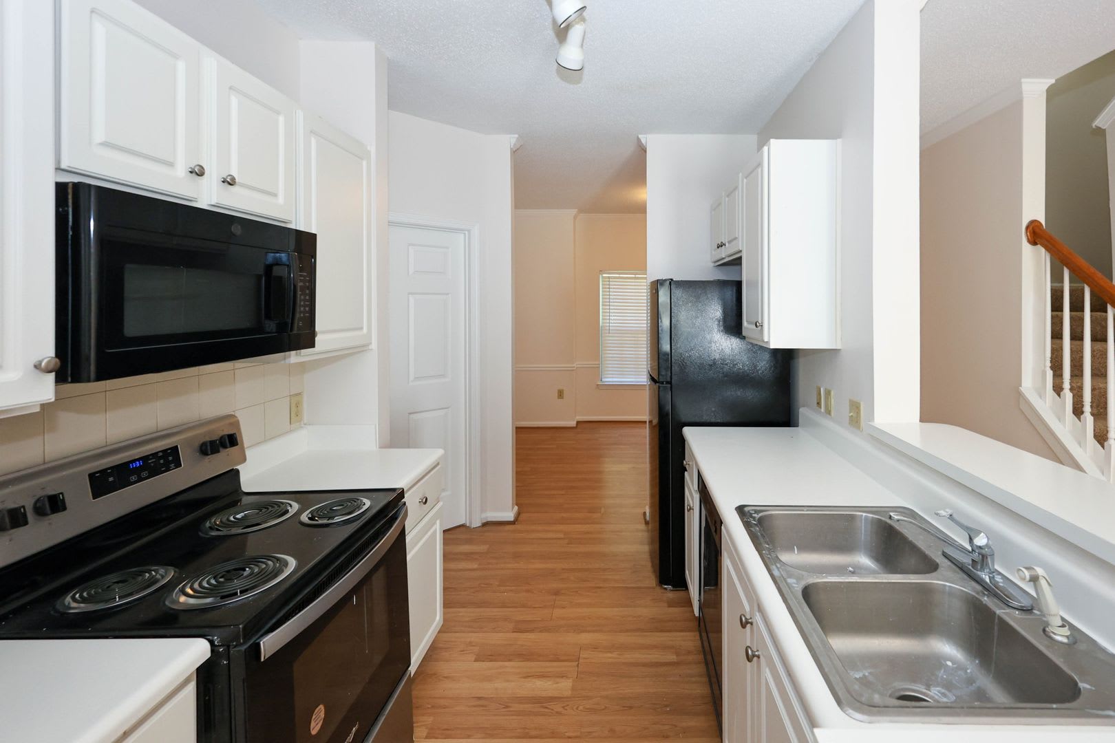 Beautiful 3 Bedroom Townhome – photo 2