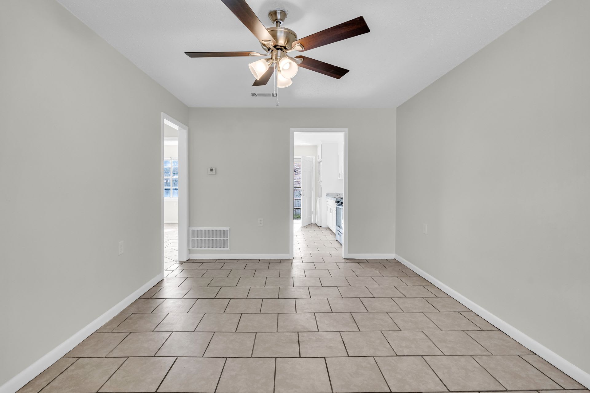 Charming 2 Bedroom Apartment With Modern Amenities Only 3 Miles From Campus – photo 3