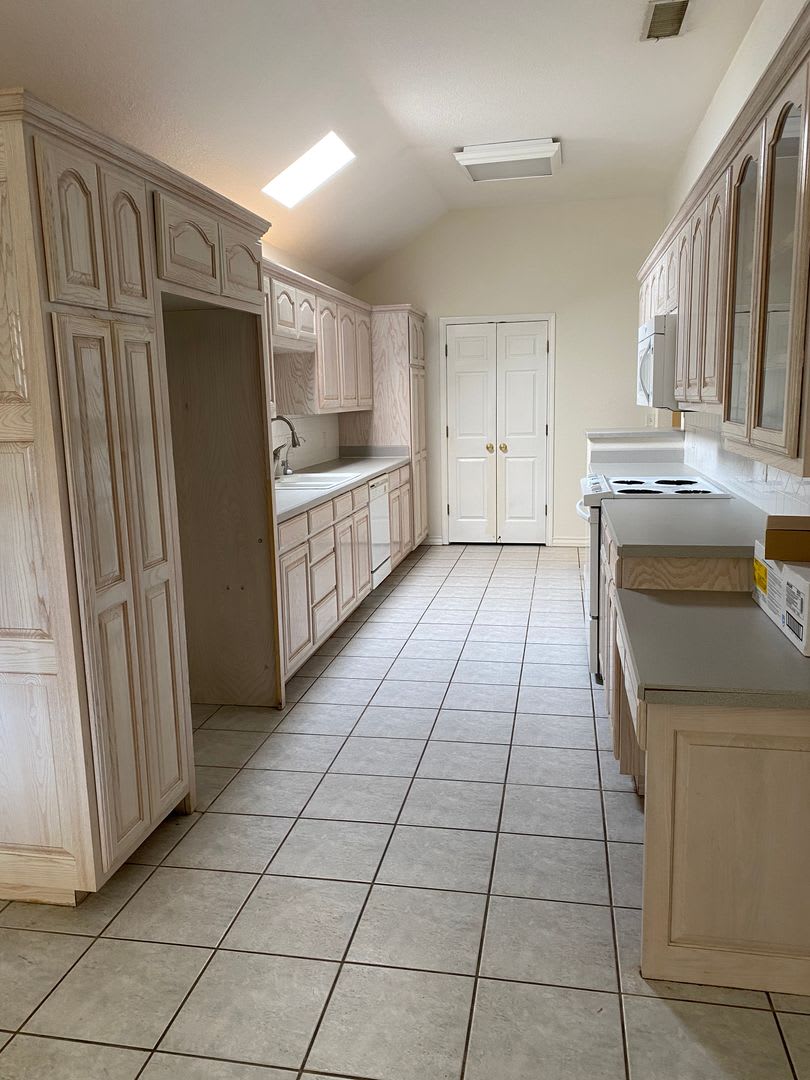 Spacious 3-Bedroom Home with Fireplace – photo 4
