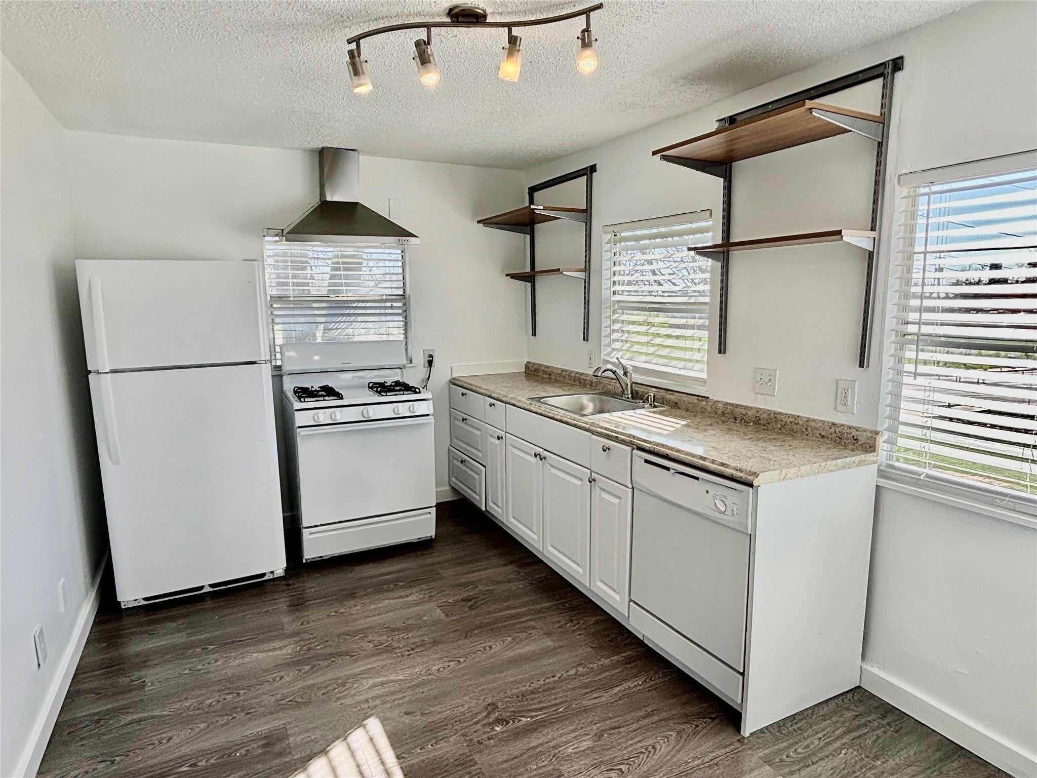 2906 E 12th ST – photo 3