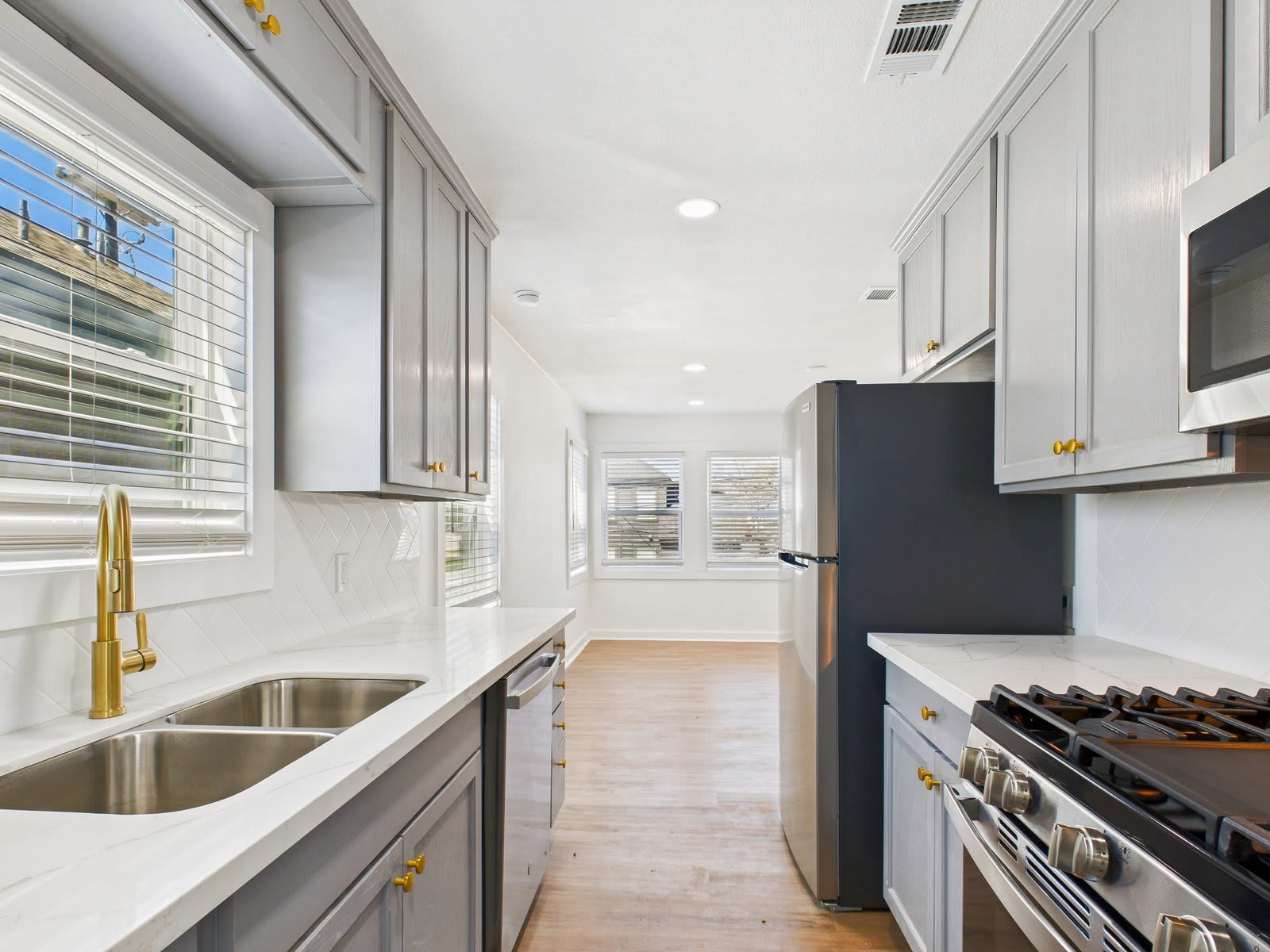 607 Foch Street – photo 5